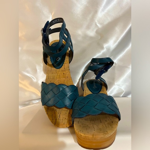 Baretraps teal 2.5” wedge sandals. Can adjust w/ Velcro or w/ buckles. Size 7 - Picture 2 of 8